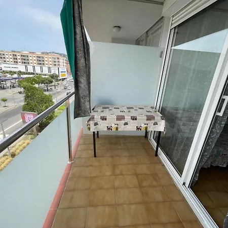 Piso Reformado Con Terraza, Piscina, 3 Minutos De Playa De Fenals *
