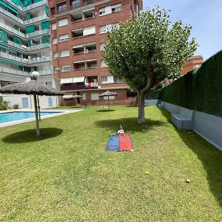 Piso Reformado Con Terraza, Piscina, 3 Minutos De Playa De Fenals Lloret de Mar