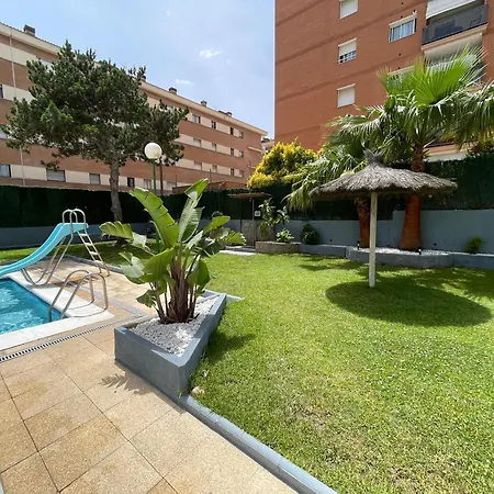 Piso Reformado Con Terraza, Piscina, 3 Minutos De Playa De Fenals