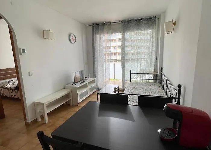 Piso Reformado Con Terraza, Piscina, 3 Minutos De Playa De Fenals *