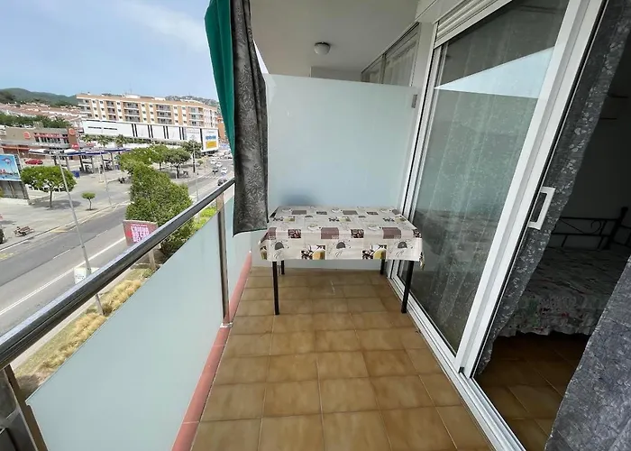 Piso Reformado Con Terraza, Piscina, 3 Minutos De Playa De Fenals *