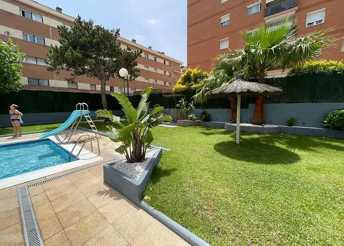 Piso Reformado Con Terraza, Piscina, 3 Minutos De Playa De Fenals